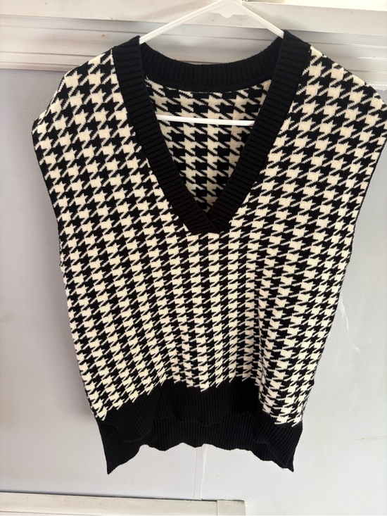 Sweaters - Black & White Houndstooth V-Neck Sweater Vest
